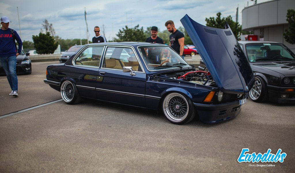 BMW E21 looking great with chrome trim